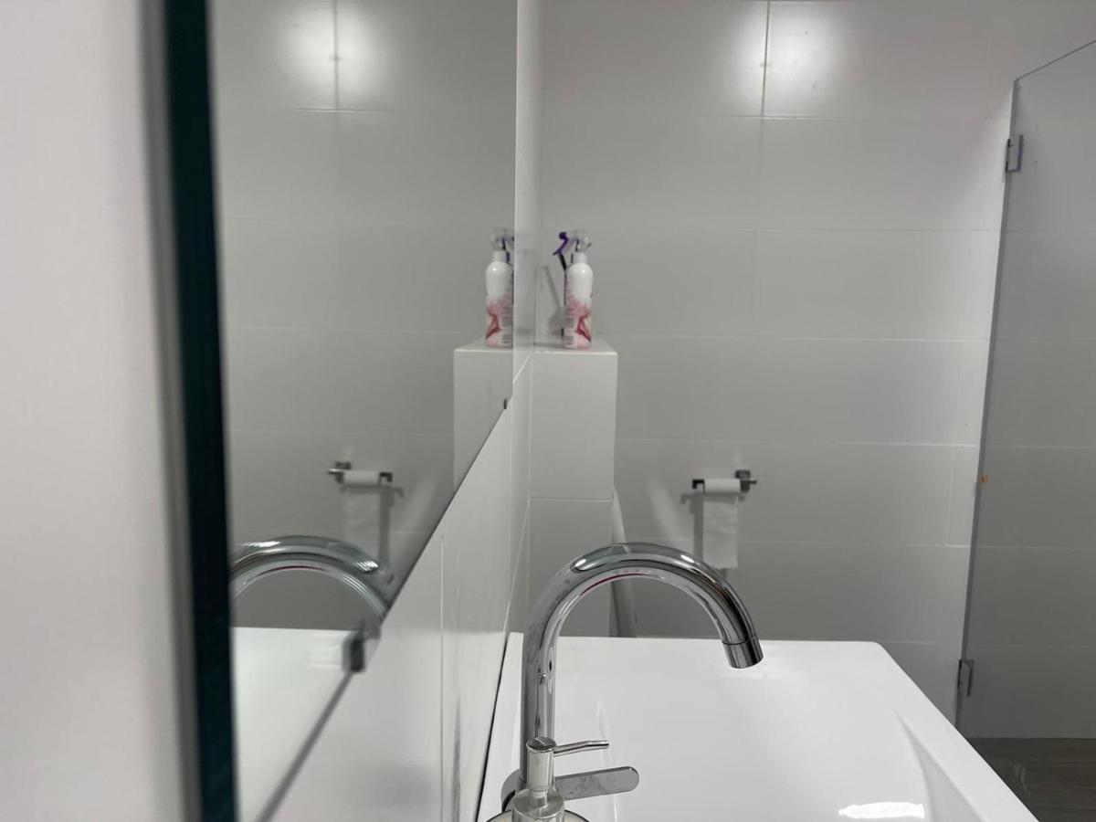 חדרי לייבל Label Rooms Blue & Red Tiberias Ngoại thất bức ảnh